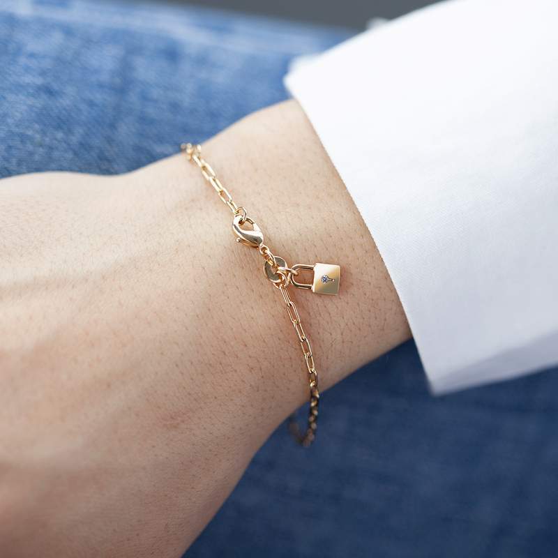 Bracelet plaqué or jaune motif cadenas zirconia 18 cm - vue porté 1