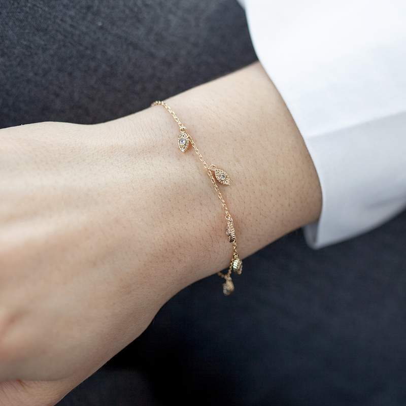 Bracelet plaqué or jaune, motif feuille zirconias 18 cm - vue porté 1