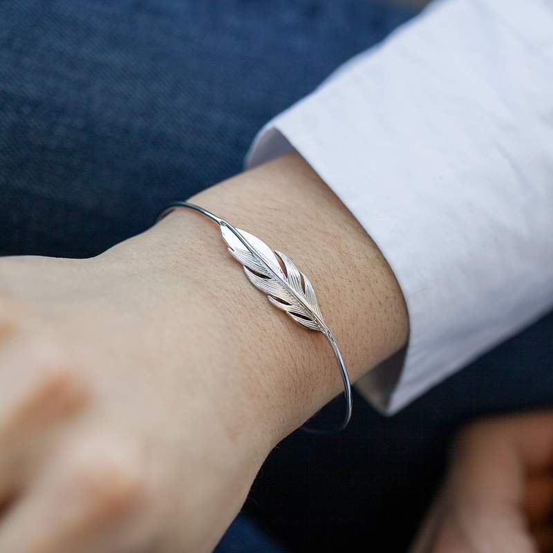 Bracelet argent 925 motif plume 56 mm - vue porté 1