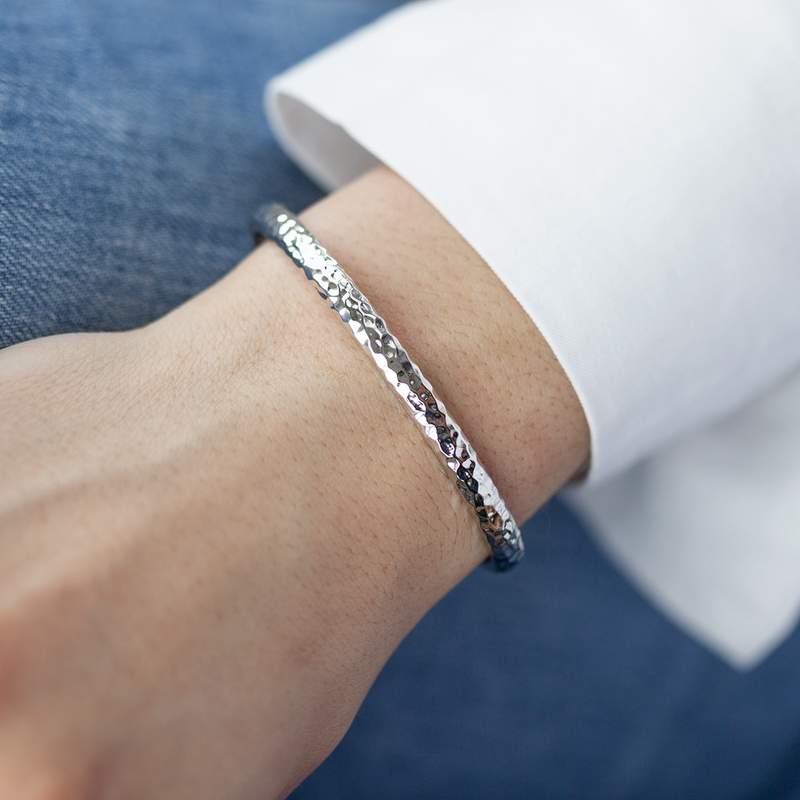 Bracelet argent 925 effet martelé 58 mm - vue porté 1