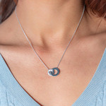 Collier argent 925 anneaux entrelacés personnalisables 45 cm - vue porté 1