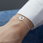 Bracelet argent 925 anneaux entrelacés personnalisables 18 cm - vue porté 1