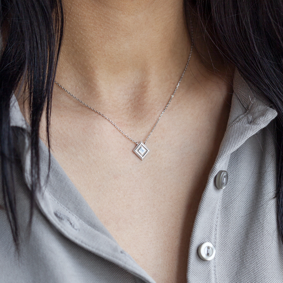 Collier argent 925, motif losange perlé 45 cm - vue porté 1