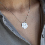 Collier argent 925 médaille martelée 45 cm - vue porté 1