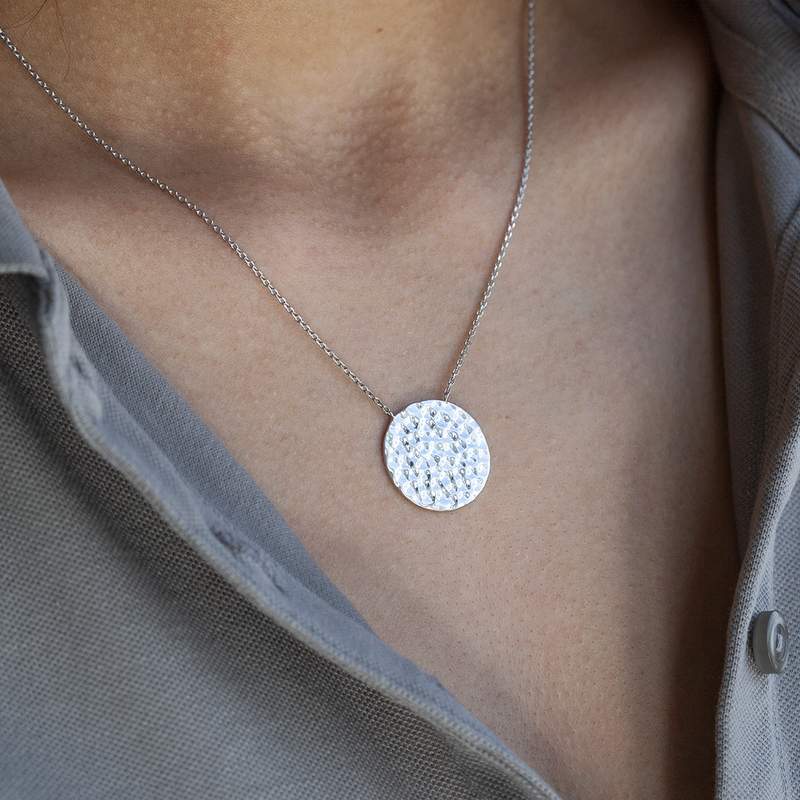 Collier argent 925 médaille martelée 45 cm - vue porté 1
