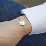 Bracelet argent 925 médaille martelée 18 cm - vue porté 1