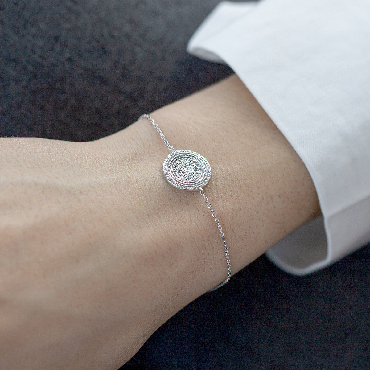 Bracelet argent 925, médaille perlée 18 cm - vue porté 1