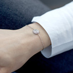 Bracelet argent 925 médaille perlée 18 cm - vue porté 1