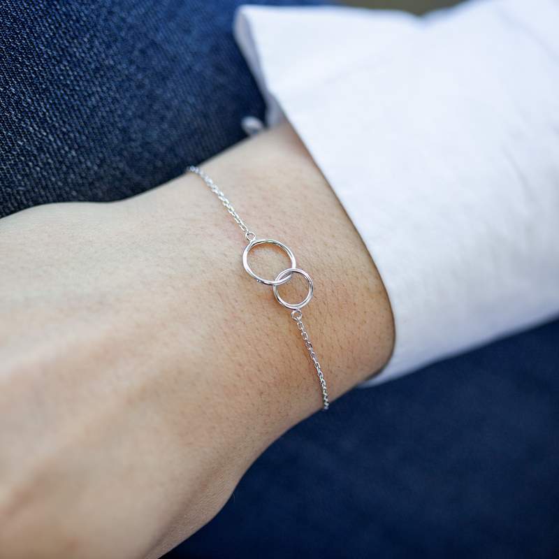 Bracelet argent 925 anneaux entrelacés 18 cm - vue porté 1