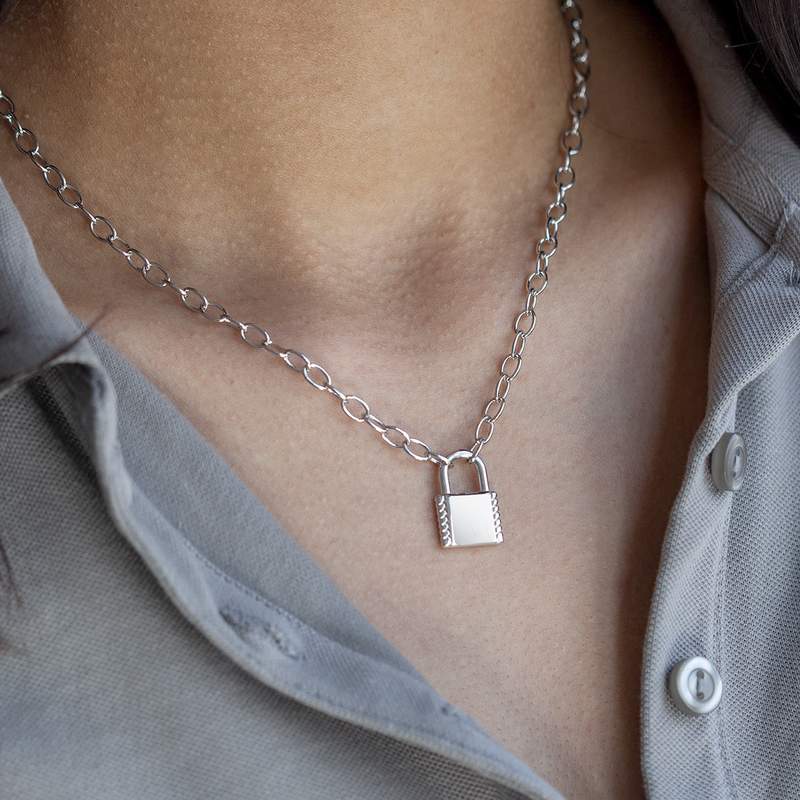 Collier argent 925, motif cadenas 45 cm - vue porté 1