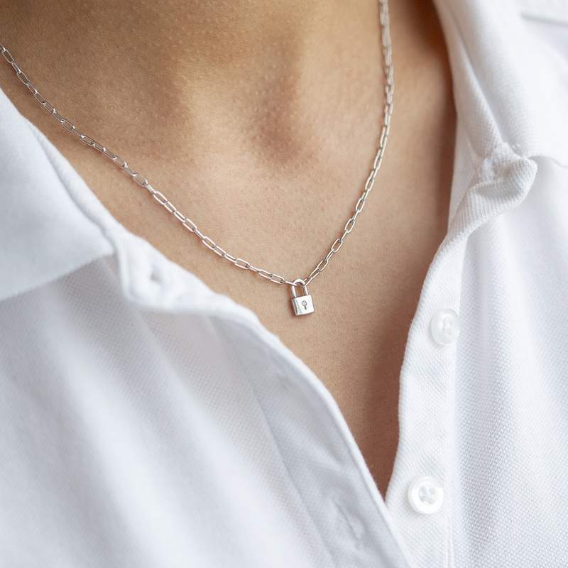 Collier argent 925, motif cadenas zirconias 45 cm - vue porté 1