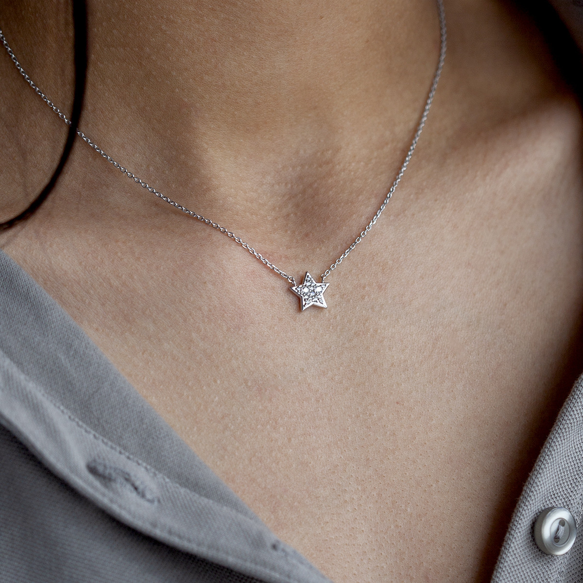 Collier argent 925, motif étoile zirconias 45 cm - vue porté 1