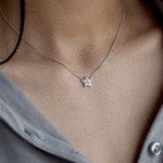 Collier argent 925, motif étoile zirconias 45 cm - vue porté 1