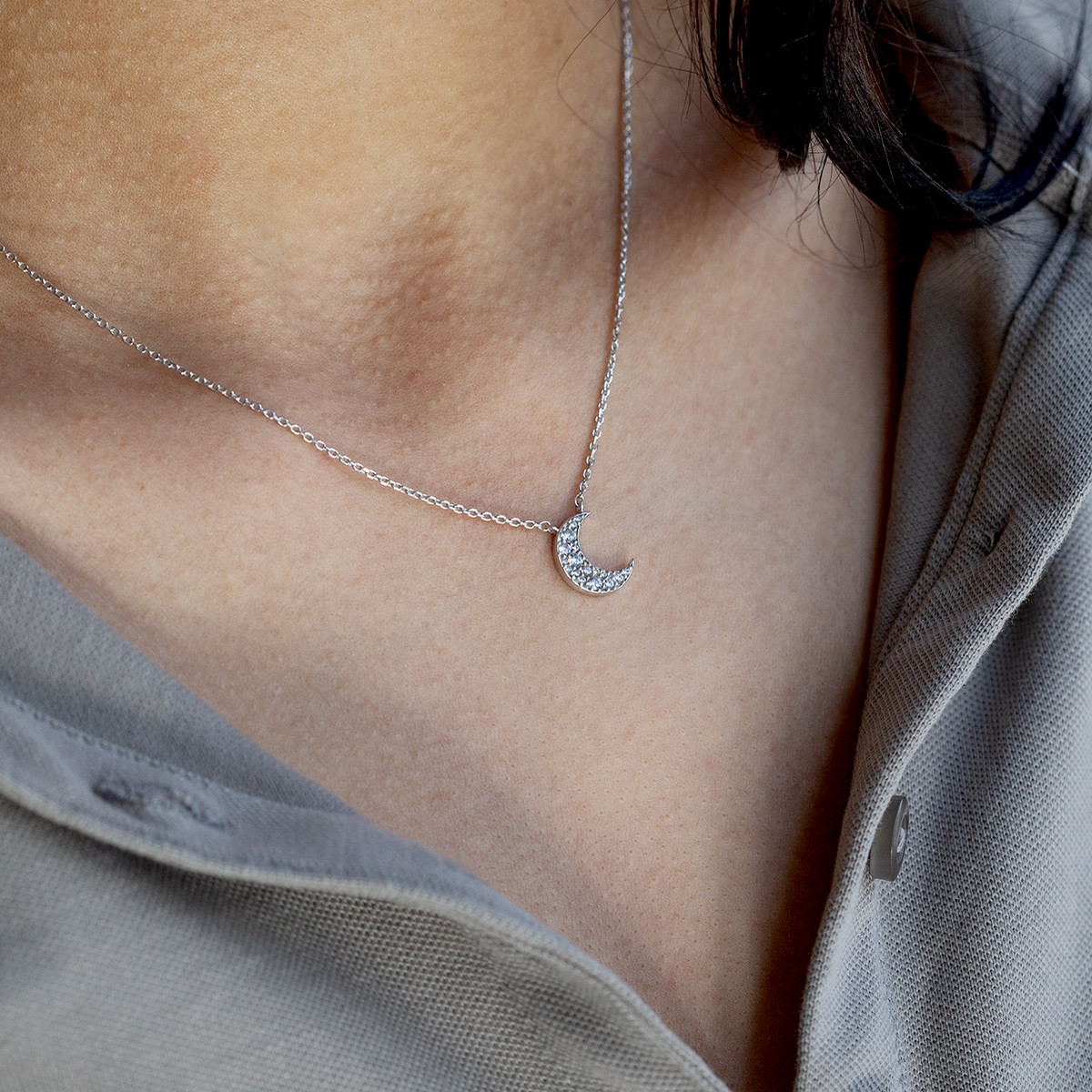 Collier argent 925, motif lune zirconias 45 cm - vue porté 1