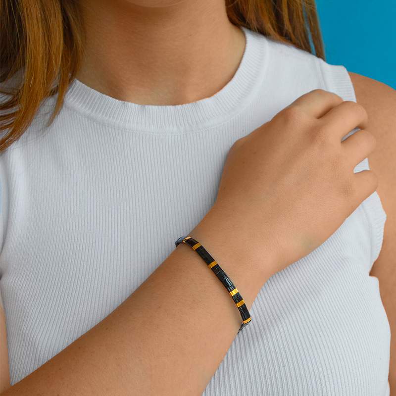 Bracelet élastique perles japonaises MIYUKI en verre émaillé ton noir et doré - vue porté 1