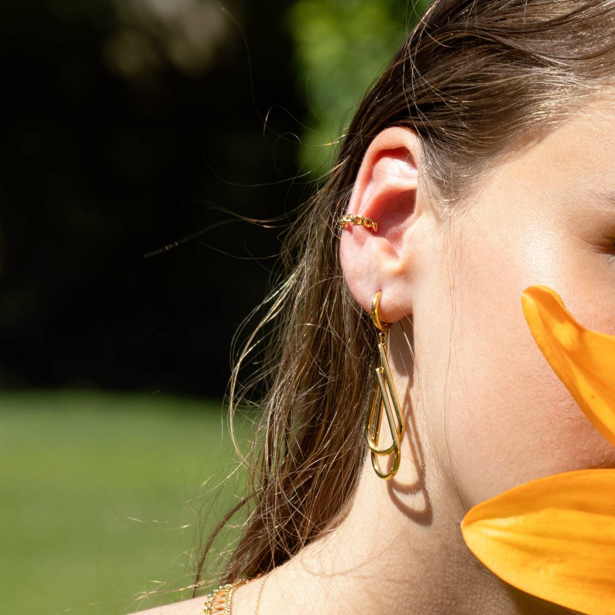 Clip d'oreille earcuff plaqué or jaune, style tressé vendu à l'unité. - vue porté 1