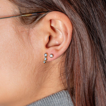 Boucles d'oreilles plaqué or jaune zirconias, 1 clou et 1 contour.