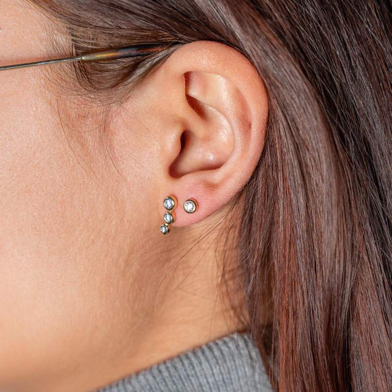 Boucles d'oreilles plaqué or jaune zirconias, 1 clou et 1 contour. - vue porté 1