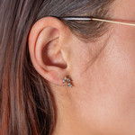 Boucles d'oreilles plaqué or jaune zirconias, motif fleur. - vue porté 1