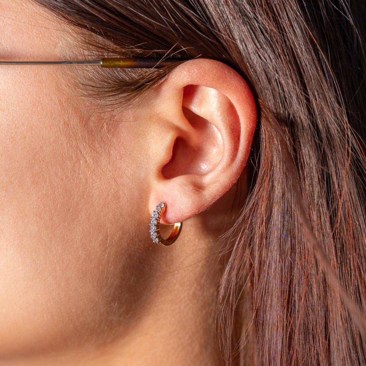 Créoles plaqué or jaune, zirconias. 15 mm. - vue porté 1