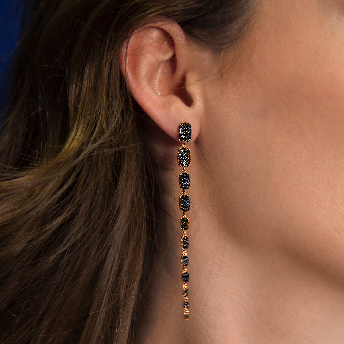 Boucles d'oreilles pendants argent 925 rose et ruthénium noir, zirconias noir. - vue porté 1