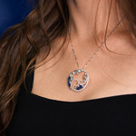 Collier argent 925 et ruthénium noir, pierres imitations bleues, zirconias blancs 45cm - vue porté 1