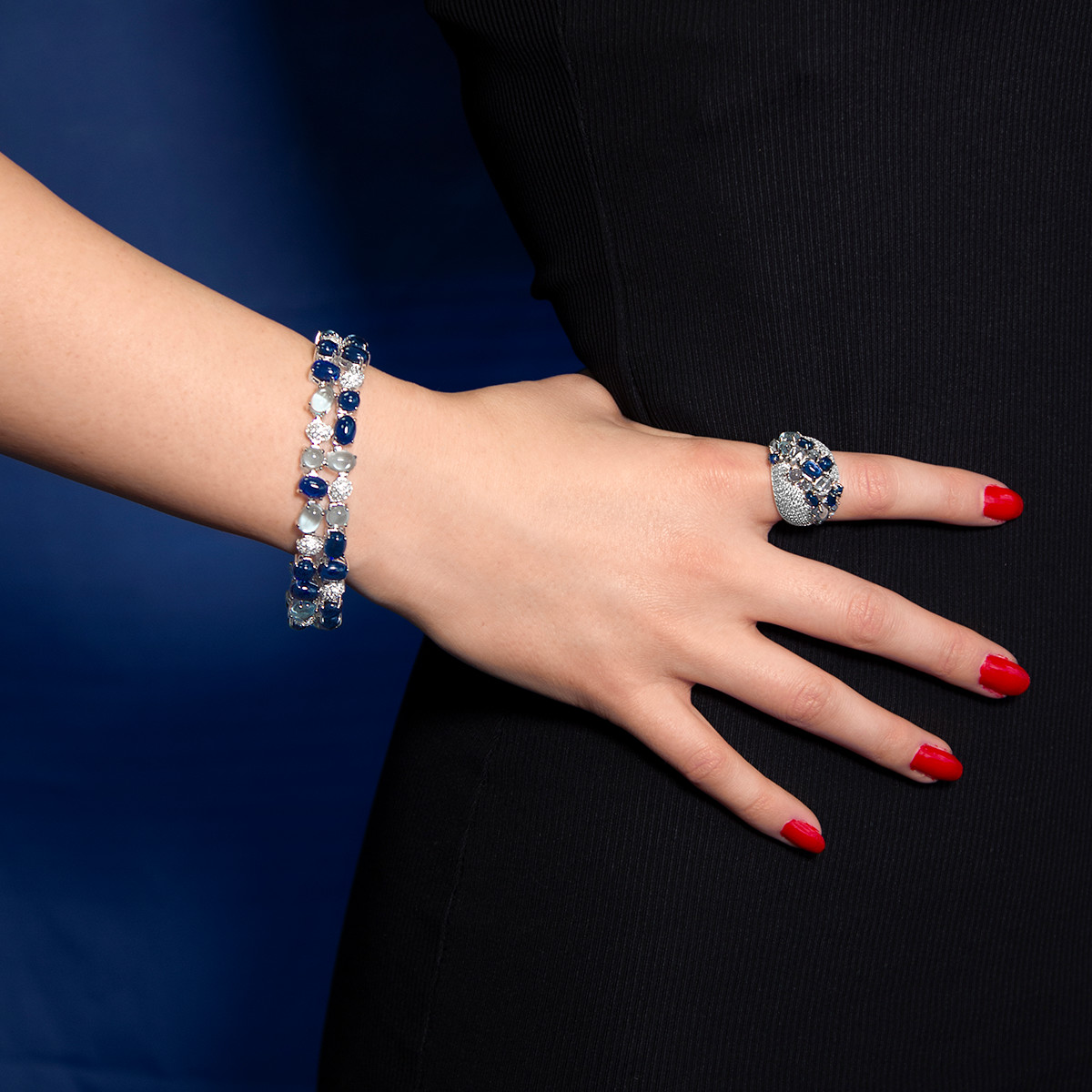 Bracelet argent 925 et ruthénium noir, pierres imitations bleues zirconias blanc 19 cm - vue porté 2