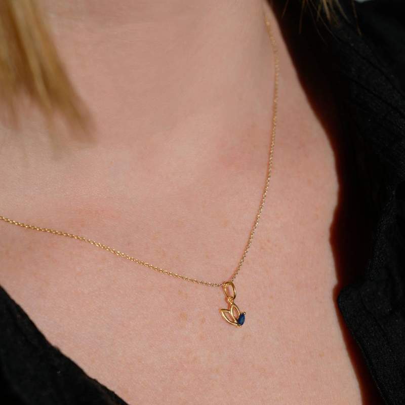 Collier or 375 jaune saphirs 45cm avec anneau de raccourcissement à 42cm - vue porté 1