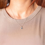 Collier or 375 jaune 2 tons saphir et diamant 45cm avec anneau de raccourcissement 42cm - vue porté 1