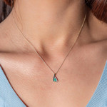 Collier or 375 jaune 2 tons emeraude et diamant 45cm avec anneau de raccourcissement 42cm - vue porté 1