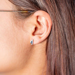 Boucles d'oreilles or 375 jaune 2 tons saphirs et diamants - vue porté 1
