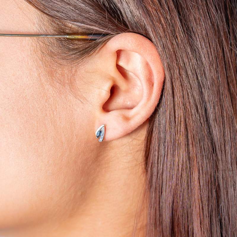 Boucles d'oreilles or 375 jaune 2 tons saphirs et diamants - vue porté 1