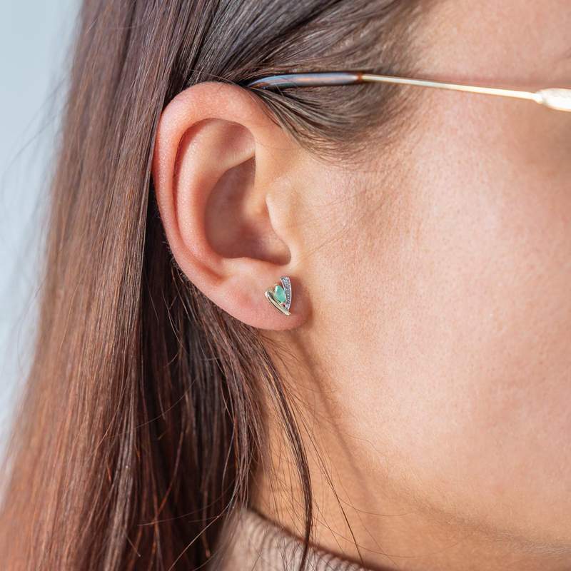 Boucles d'oreille or 375 jaune 2 tons emeraude et diamant - vue porté 1