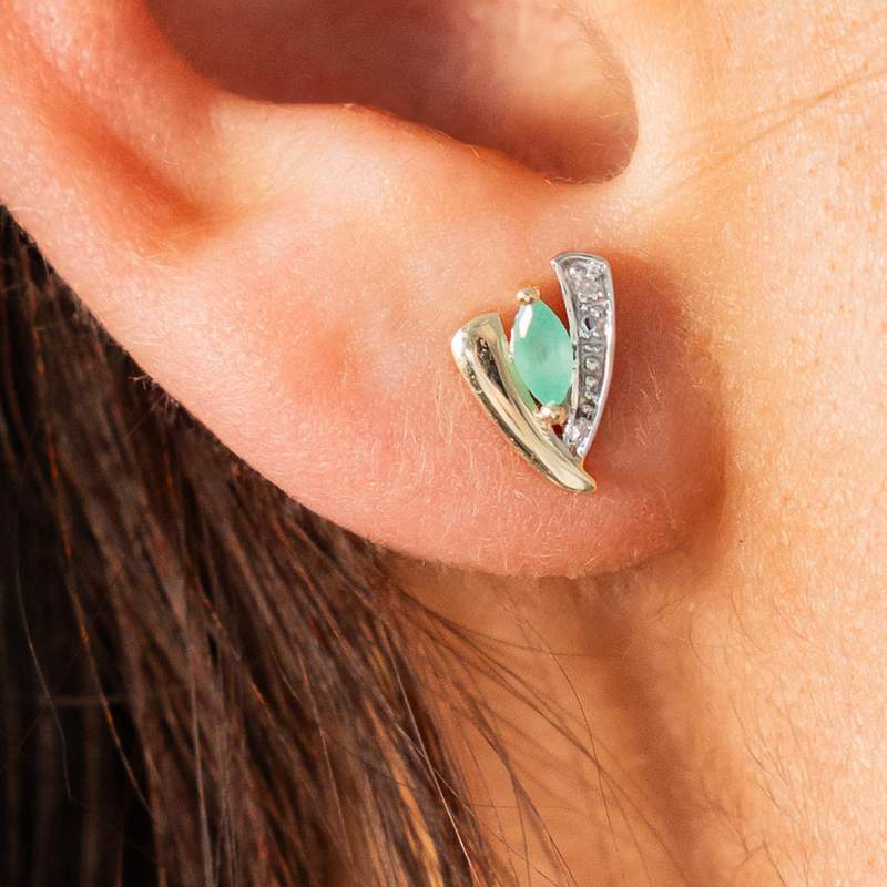 Boucles d'oreille or 375 jaune 2 tons emeraude et diamant - vue porté 2