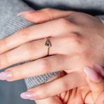 Bague or 375 jaune 2 tons saphir et diamant - vue porté 1