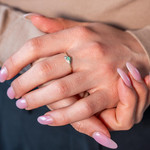 Gouden ring 375 geel 2 toon smaragd en diamanten - gedragen zicht 1