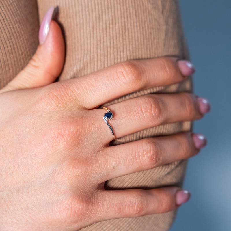 Bague 2 ors 375 saphir - vue porté 1