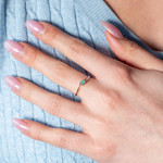 Bague or 375 jaune 2 tons emeraude - vue porté 1