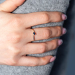 Bague or 375 jaune 2 tons saphir diamants - vue porté 1