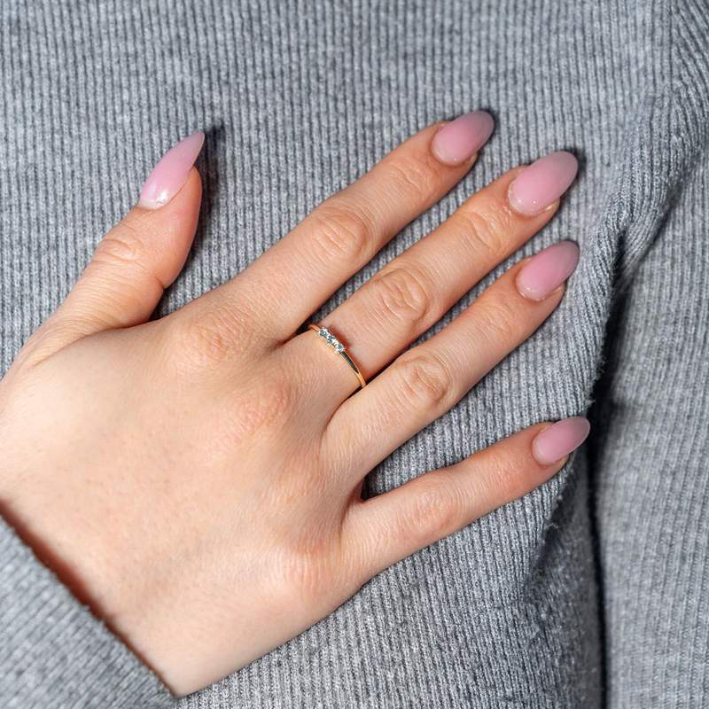 Bague or 375 jaune topazes bleues traitées - vue porté 1