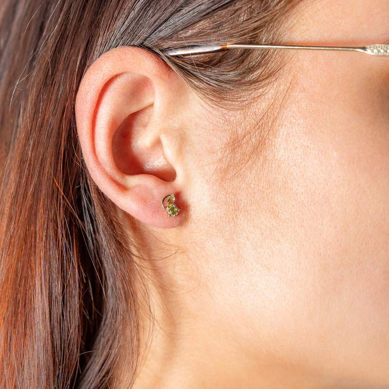 Boucles d'oreilles or 375 jaune péridots - vue porté 1