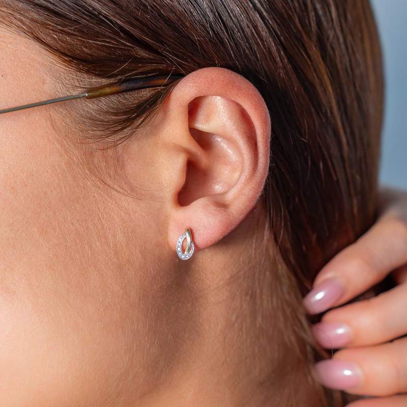 Boucles d'oreilles or 375 jaune 2 tons diamants - vue porté 1