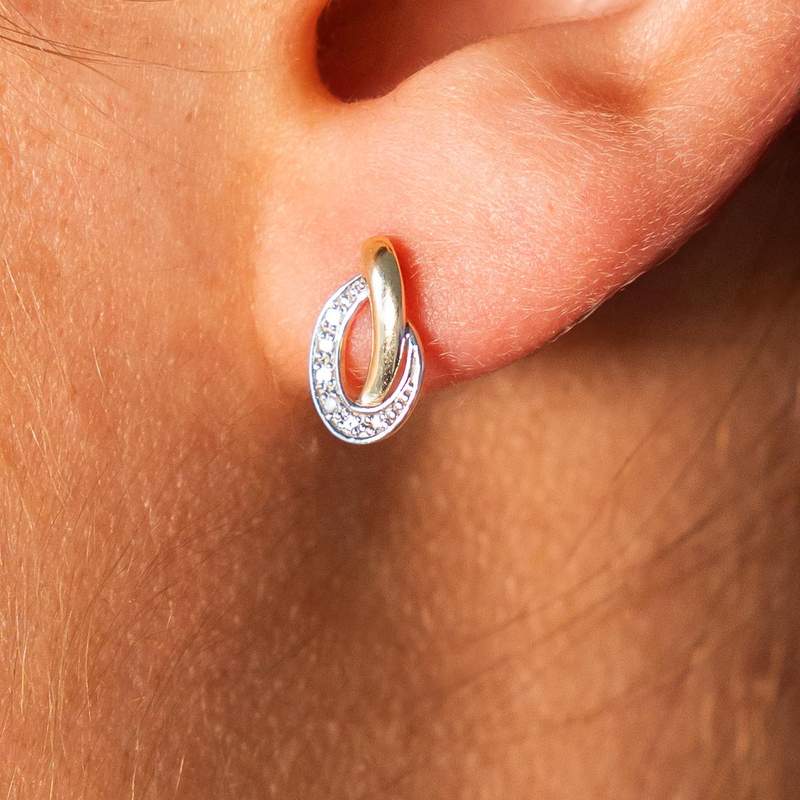Boucles d'oreilles or 375 jaune 2 tons diamants - vue porté 2