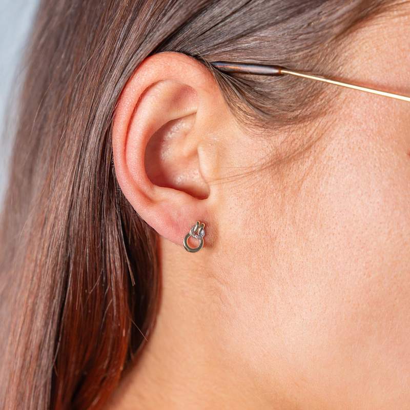 Boucles d'oreille or 375 jaune 2 tons diamants - vue porté 1
