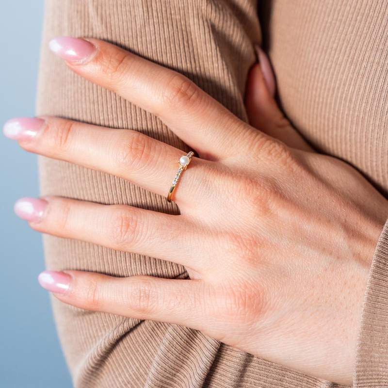 Bague plaqué or jaune zirconias et perle de culture - vue porté 1