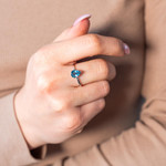 Bague or 375 blanc topaze London Blue traitée - vue porté 1