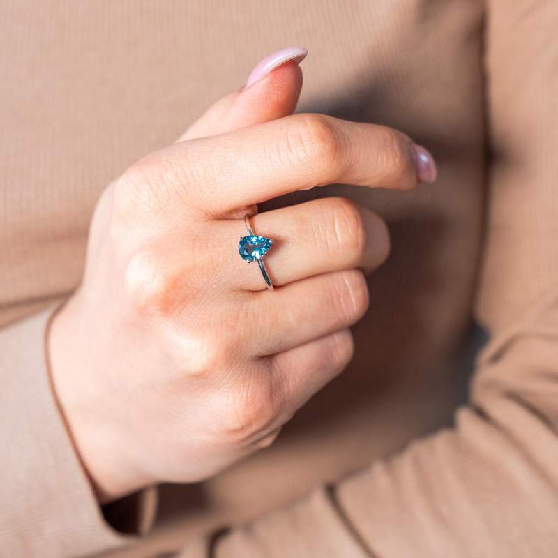 Bague or 375 blanc topaze London Blue traitée - vue porté 1