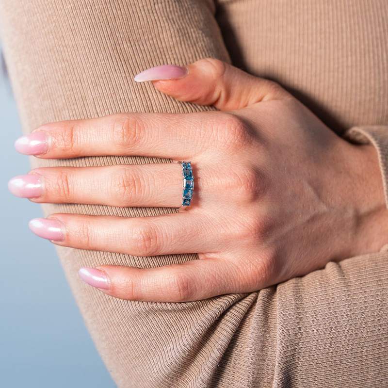 Bague or 375 blanc topazes bleues traitées - vue porté 1