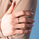 Bague or 375 blanc topazes traitées - vue porté 1