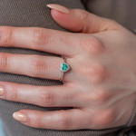 Bague or 375 blanc émeraudes diamants motif coeur - vue porté 1